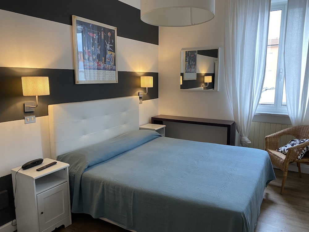Basic Room, 1 Queen Bed photo 3