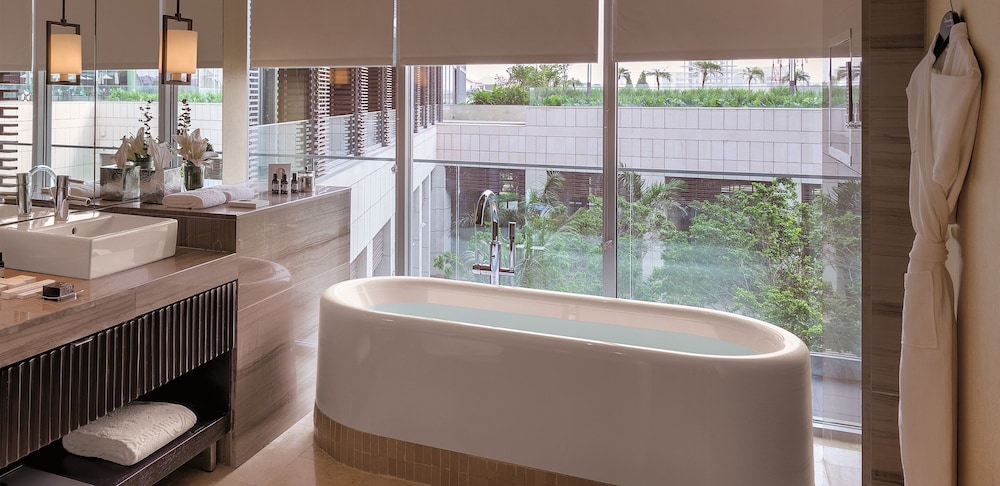 Junior Suite (Pool View)