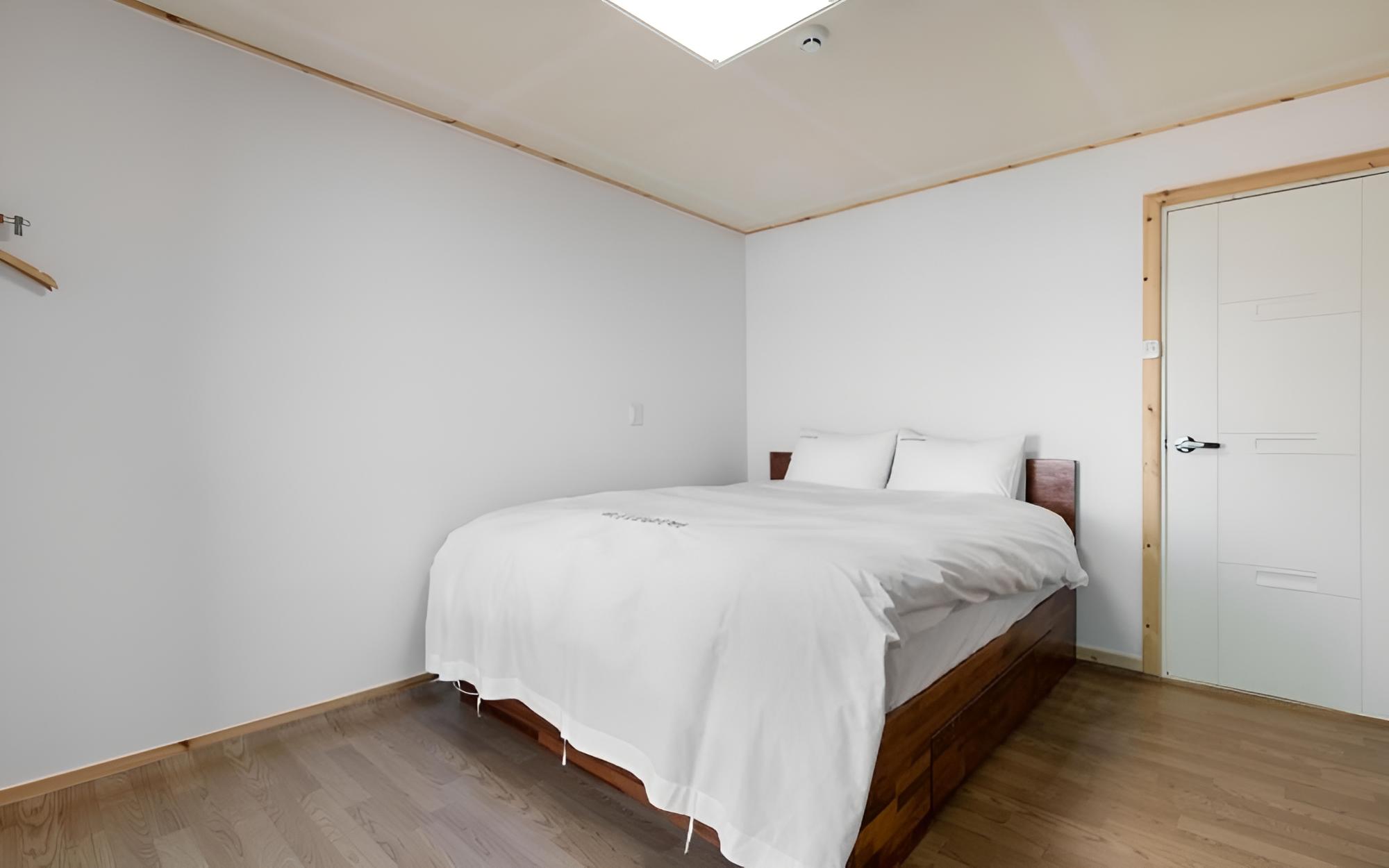 Room (Room 302) - Photo 7