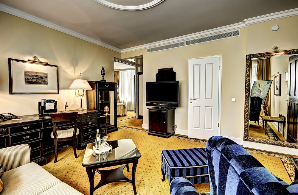 Executive Suite - Photo 1