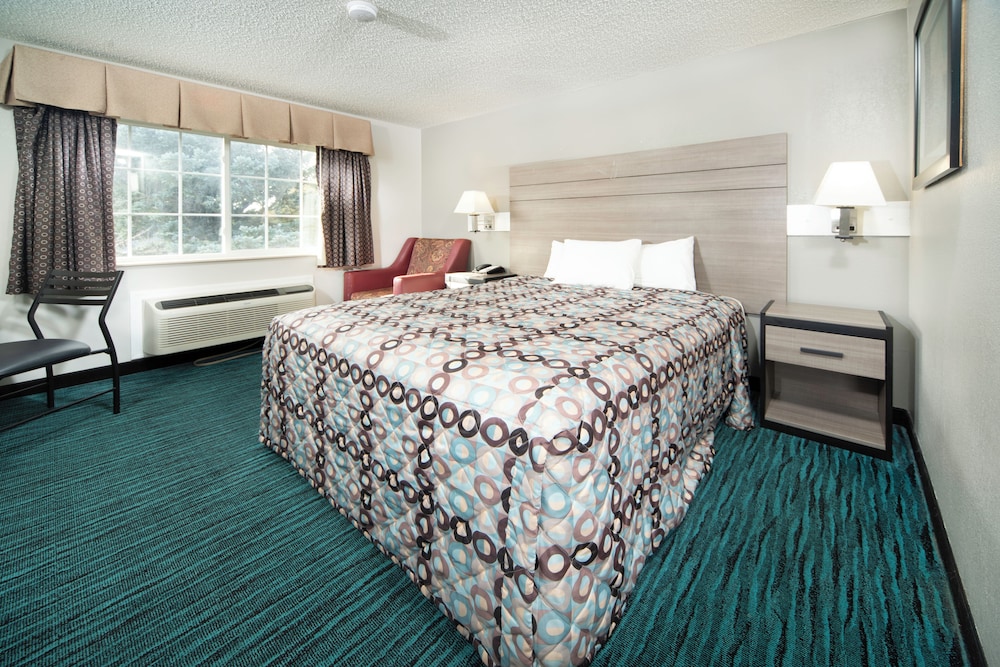 Standard Room, 1 Queen Bed, Non Smoking (2nd floor only) photo 1