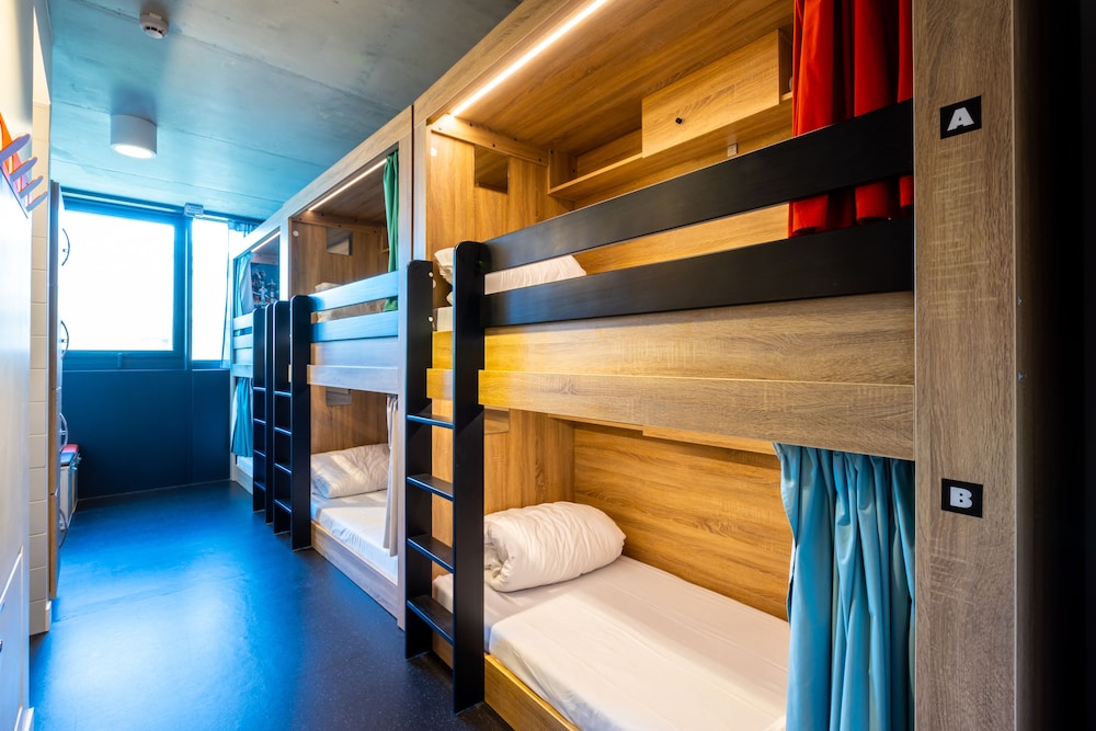 Private dormitory for 6 persons with shared bathroom photo 3