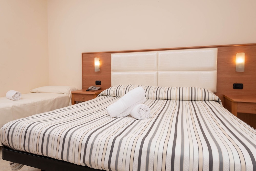 Classic Triple Room, Multiple Beds, Non Smoking photo 3