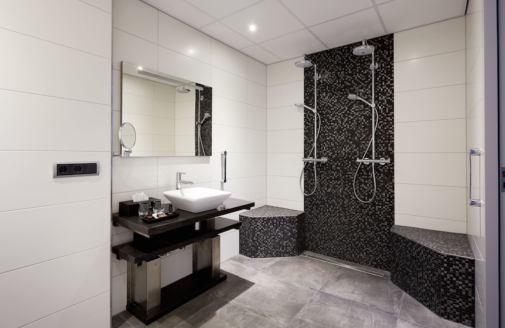 Room, Accessible photo 1