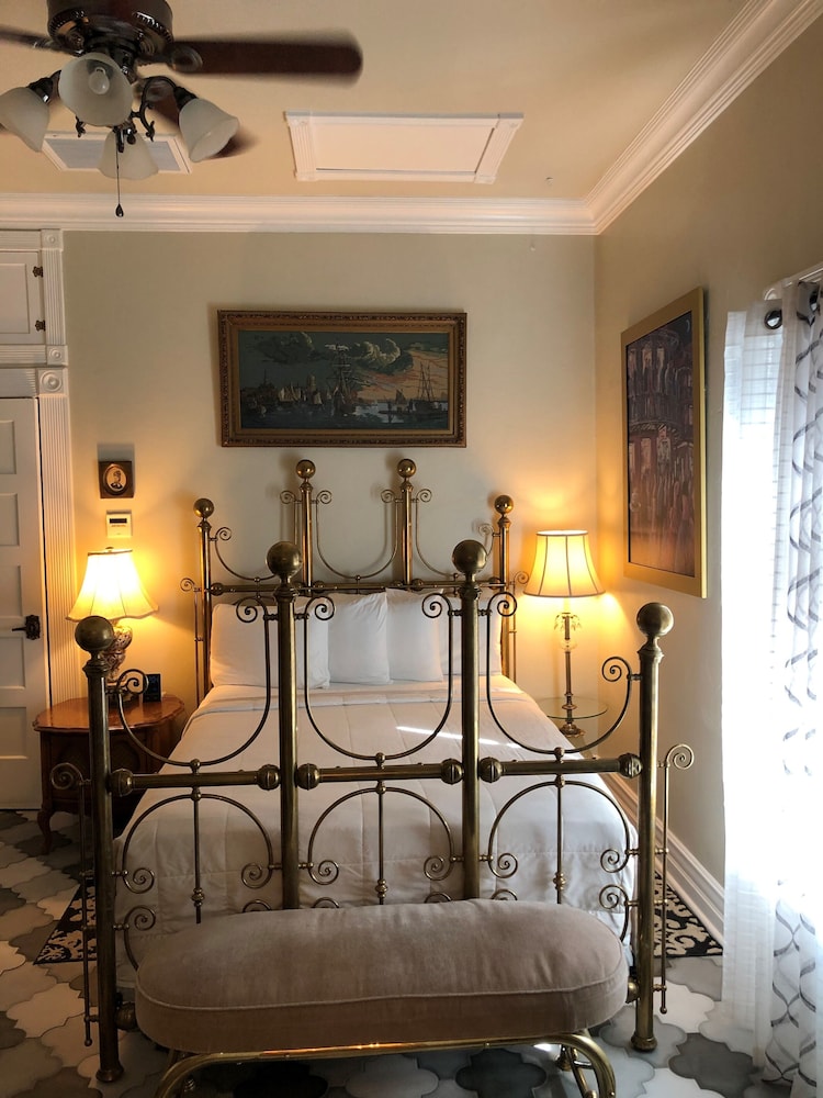 Superior Room, 1 Queen Bed, Non Smoking, Refrigerator & Microwave (New Orleans Room) photo 3