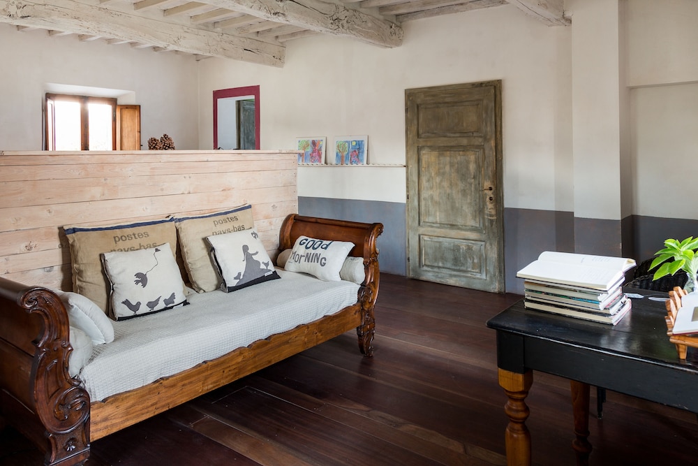 Design Suite, 1 King Bed, Hill View photo 2