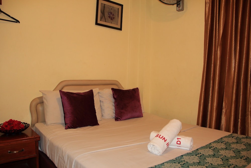 Deluxe with Window - Photo 5