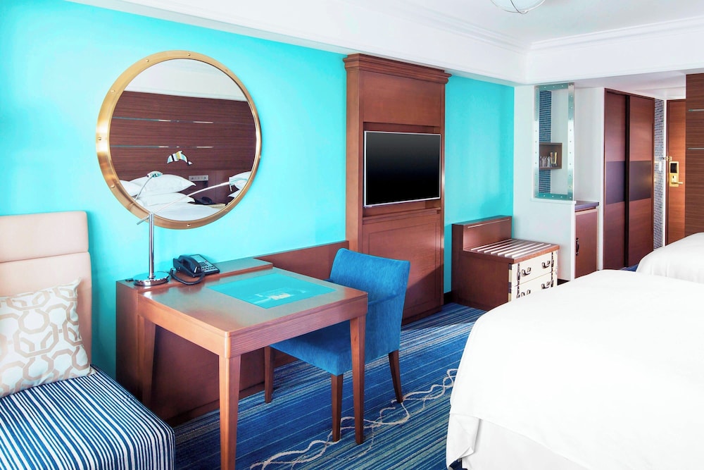 Guest room, 2 Double Beds, Non Smoking, Disney or Bay view, Balcony - Photo 9