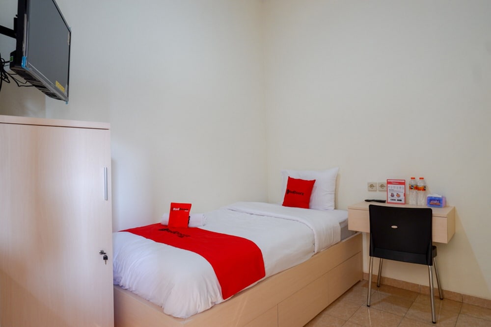 Single Room (RedDoorz) photo 2
