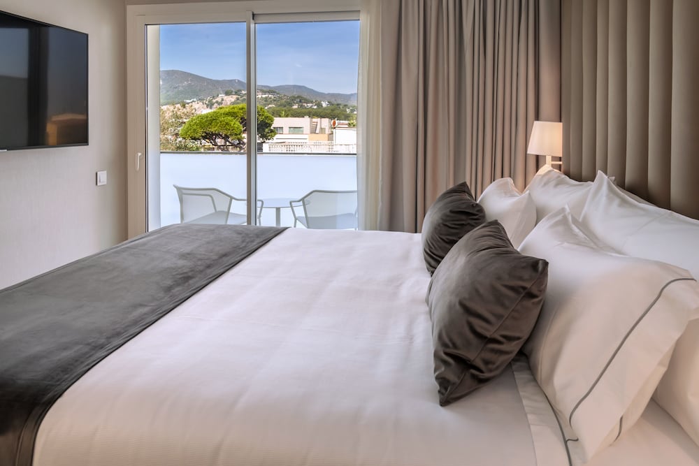Double or Twin Room - Photo 2
