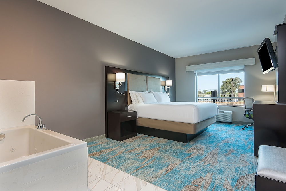 Suite, 1 King Bed (1BD, Hear, Tub)