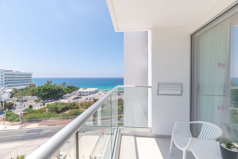 Superior Double Room, Partial Sea View - Photo 8