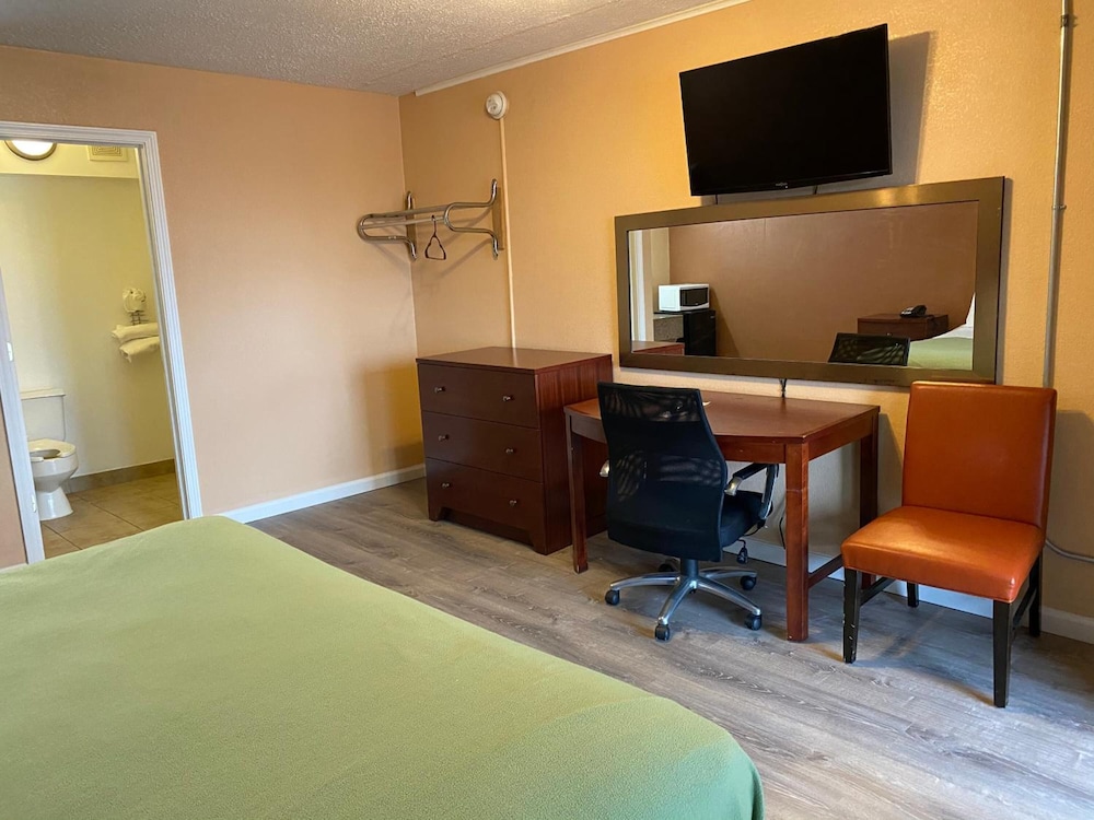 Basic Single Room, 1 King Bed, Smoking photo 2