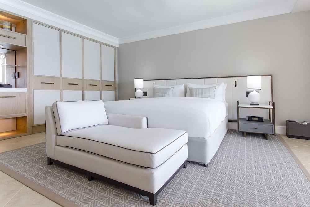 Signature Room, 1 King Bed, Oceanfront - Photo 4