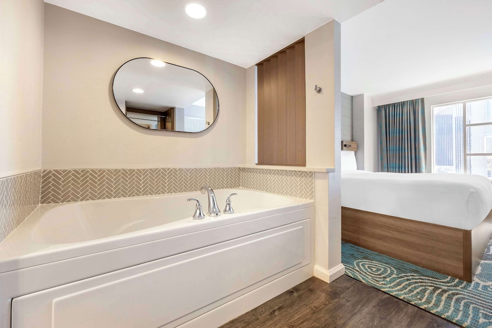 Suite, 1 King Bed - Photo 3