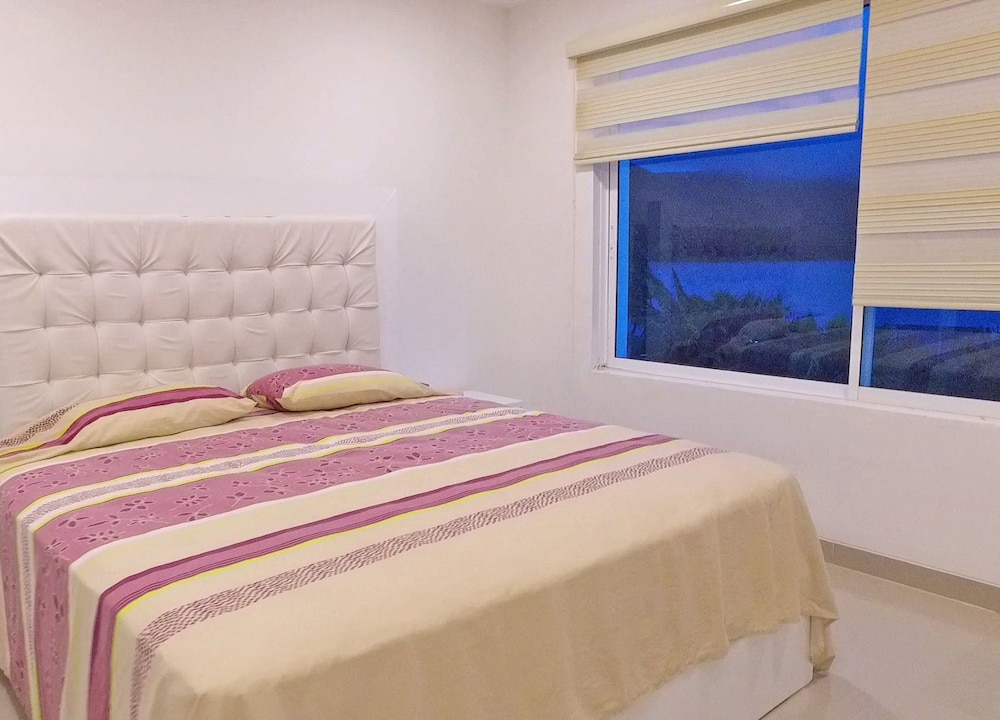 Superior Room, 1 King Bed, Lake View photo 3