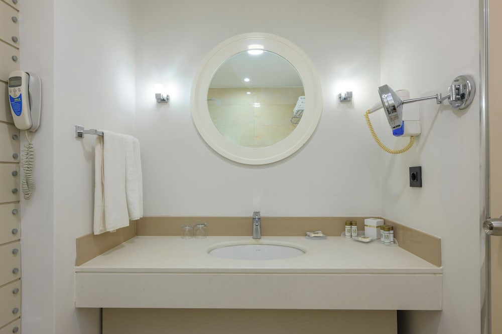Deluxe Double or Twin Room (Land View) photo 3