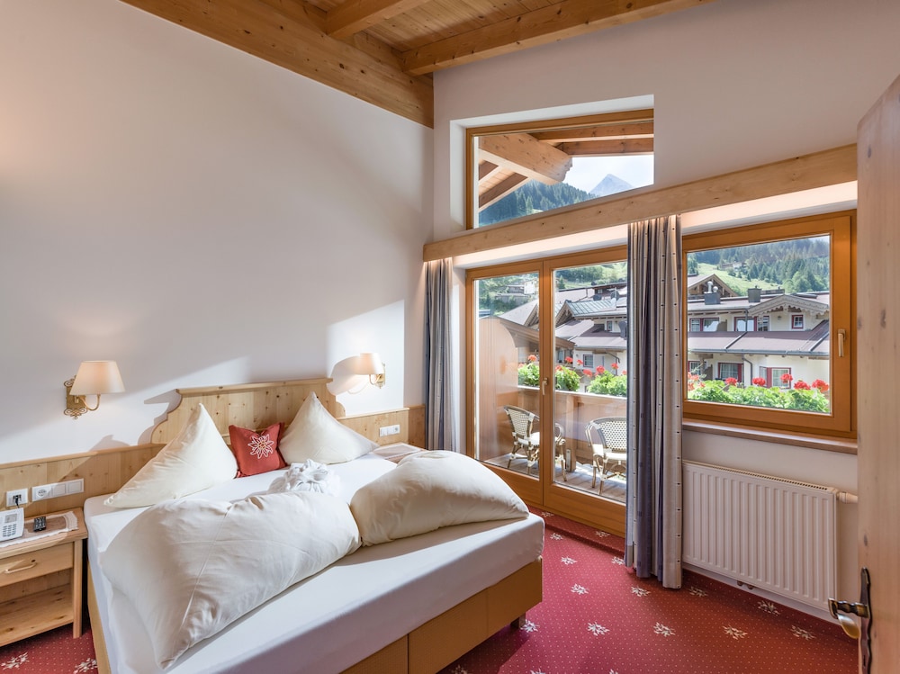 Junior Suite, 2 Bedrooms, Non Smoking, Mountain View photo 3
