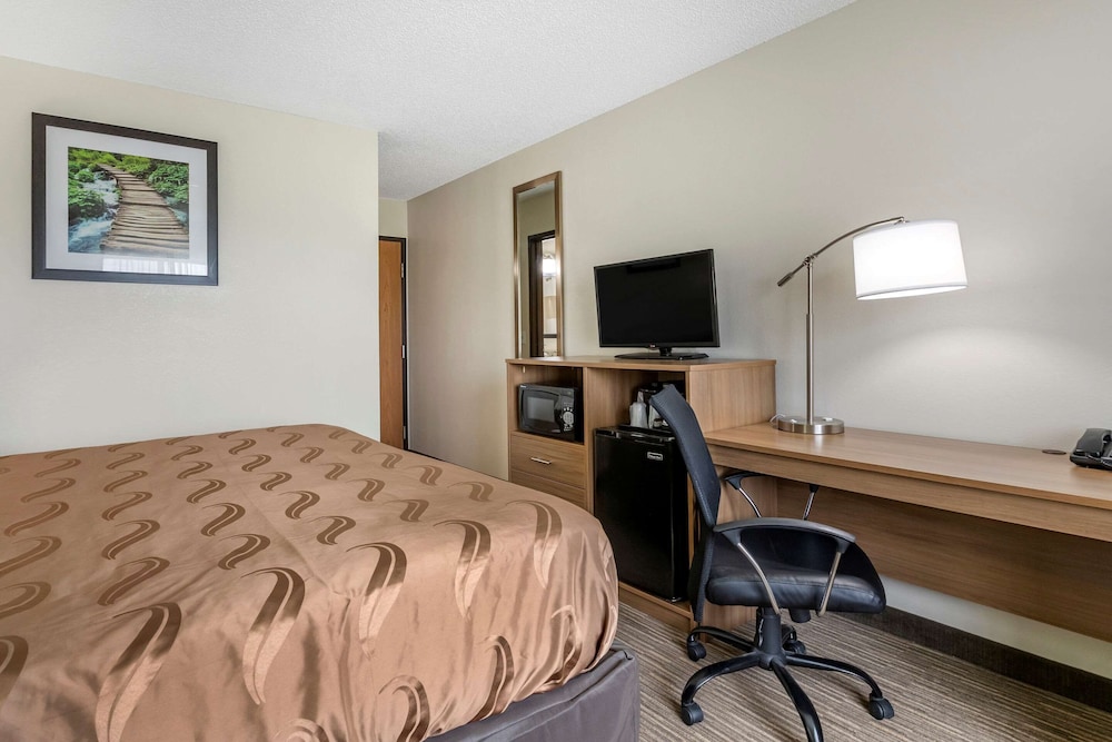 Standard Room, 1 King Bed, Non Smoking - Photo 4