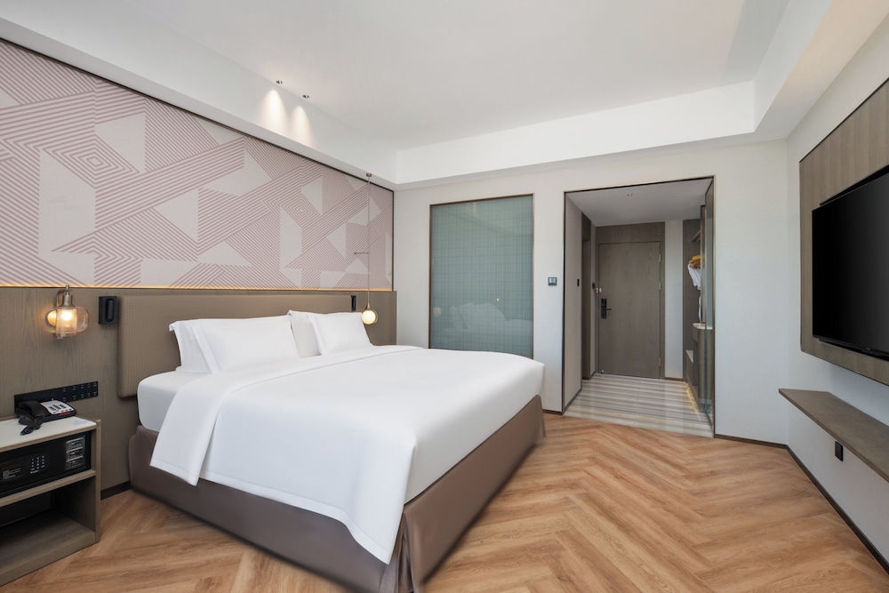Standard Room, 1 King Bed, Non Smoking, City View - Photo 1