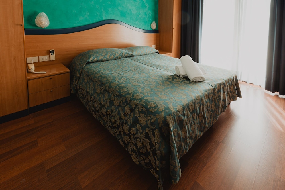 Double or Twin Room - Photo 6