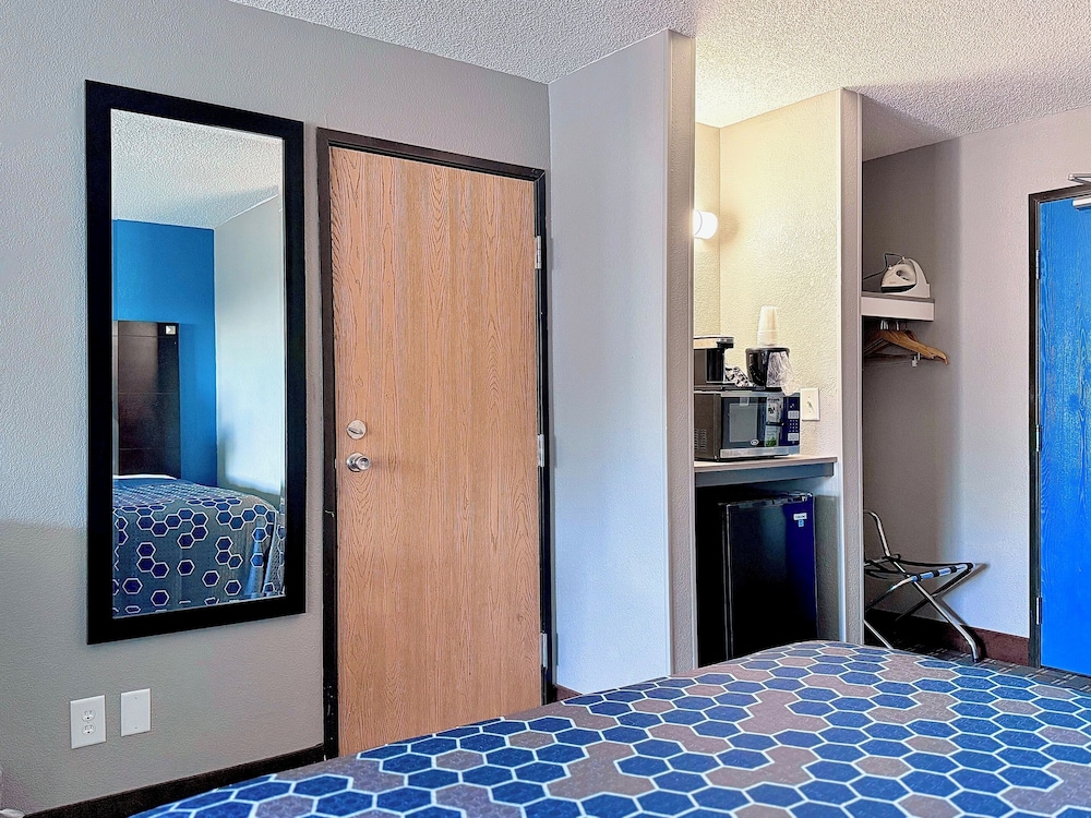 Standard Double Room, 2 Queen Beds - Photo 8