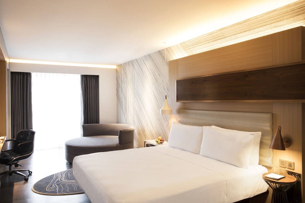 Classic Room, 2 Queen Beds, Pool View (Balcony) photo 2