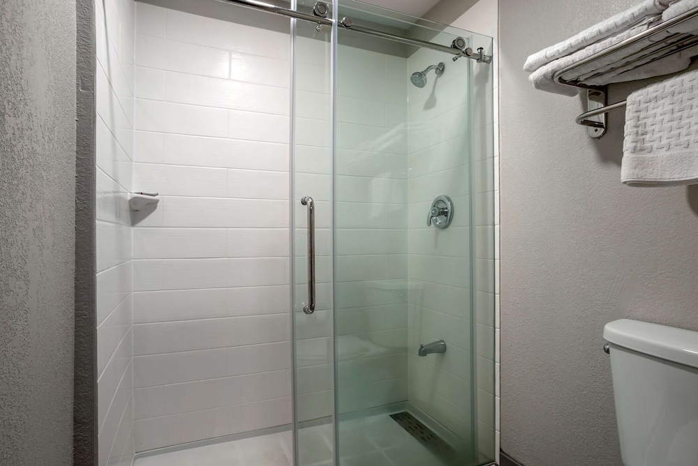 Suite, Multiple Beds, Non Smoking (Shower Only) - Photo 5