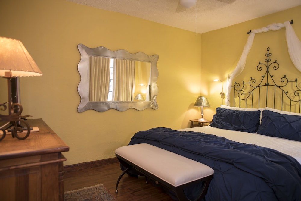 Basic Suite, 1 King Bed, Non Smoking