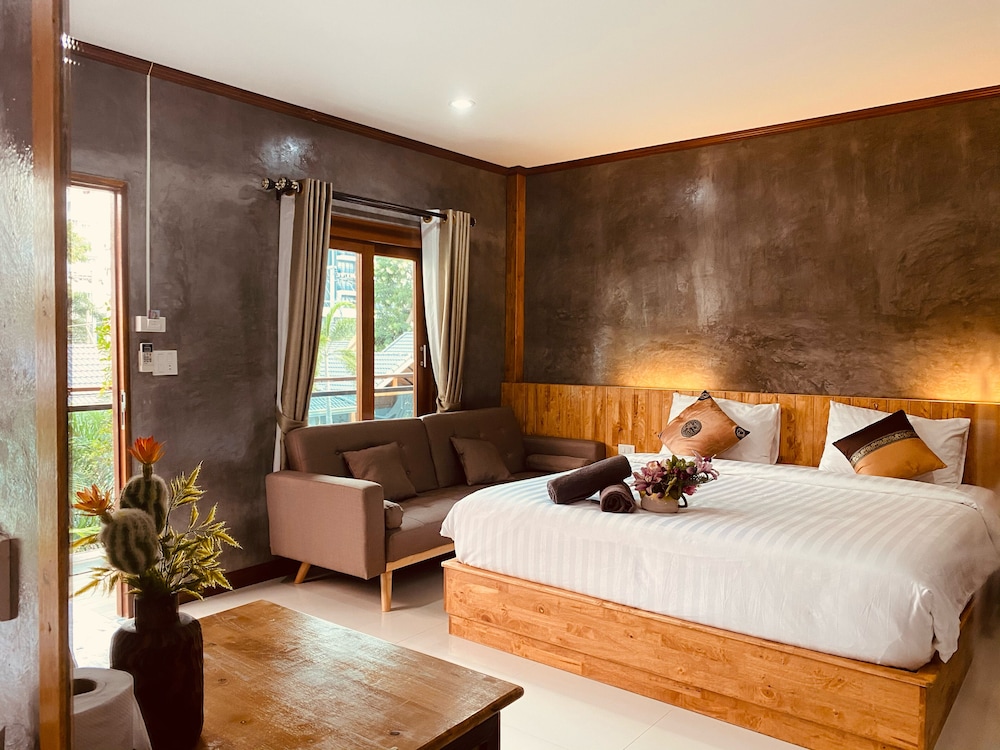 Deluxe Double Room, Bathtub - Photo 7