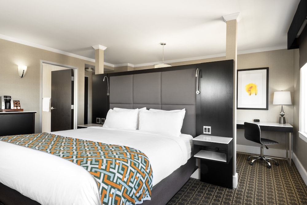 Suite, 1 King Bed - Photo 2