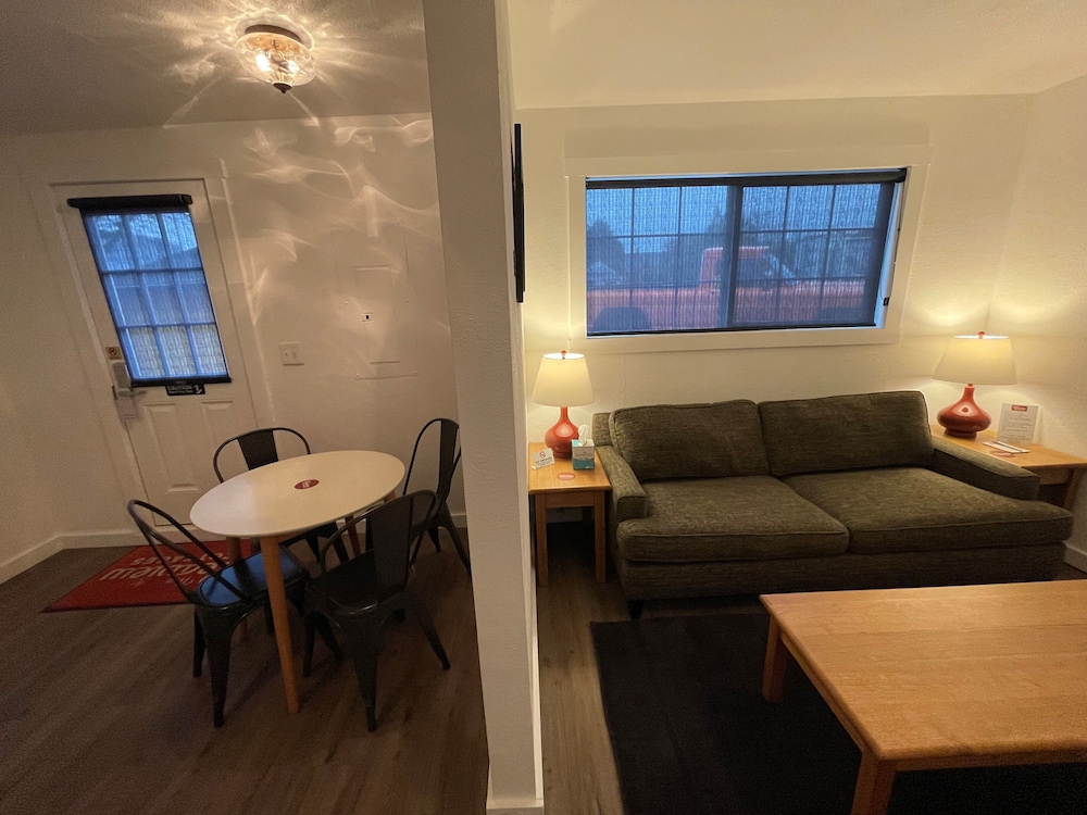 King 1 Bedroom, Lower Unit, Full Kitchen, Cottage #9