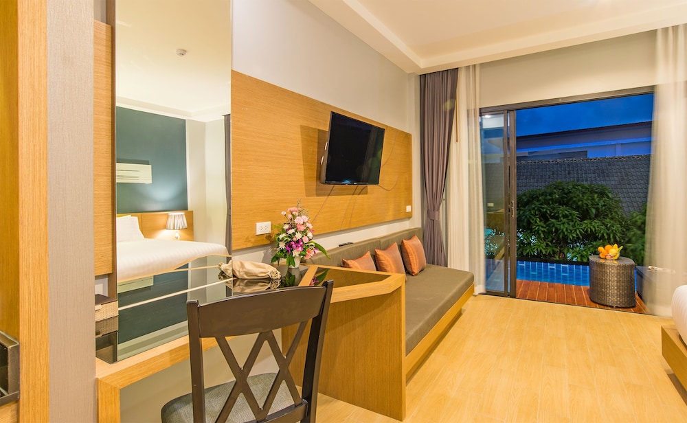 Deluxe Room, Pool Access photo 3
