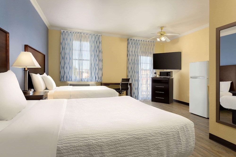 Room, 2 Queen Beds, Non Smoking - Photo 1