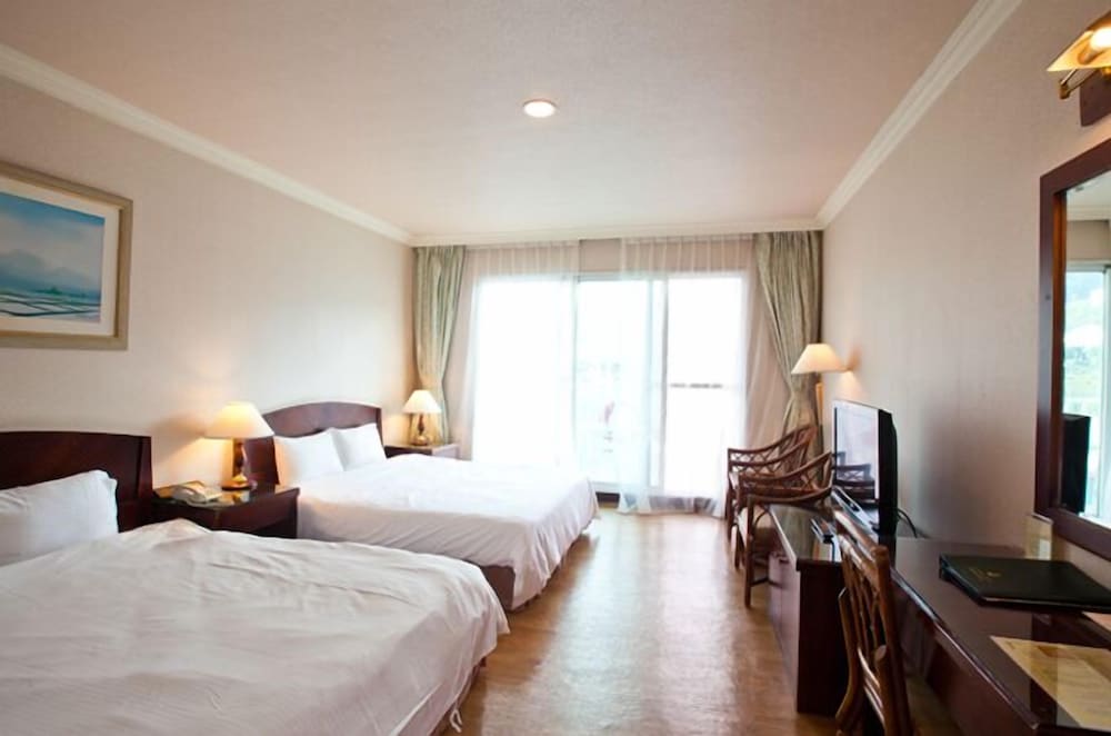 Standard Quadruple Room, Mountainside photo 2