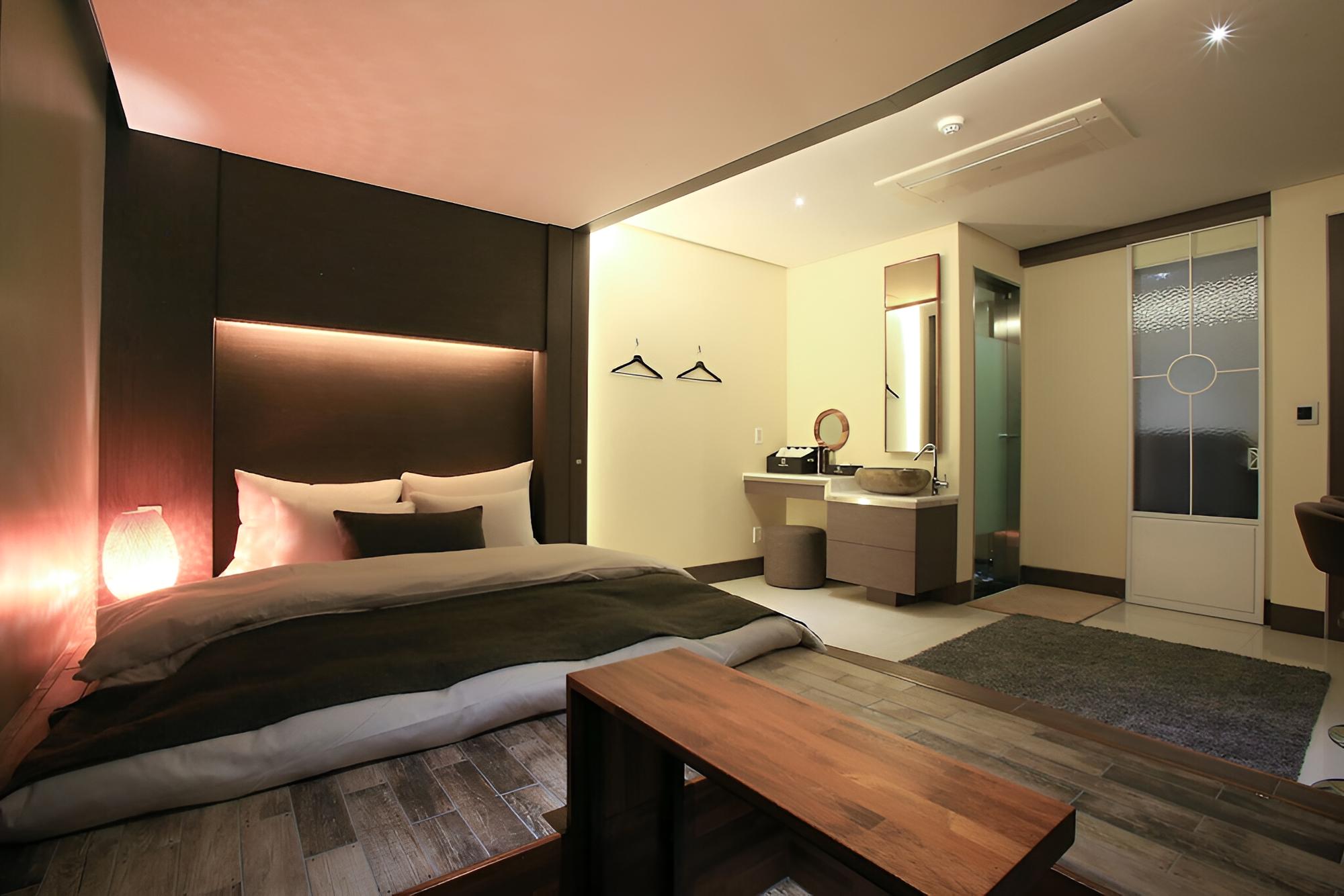 Room (Standard (Netflix + Wave + TVing + Di) - Photo 1