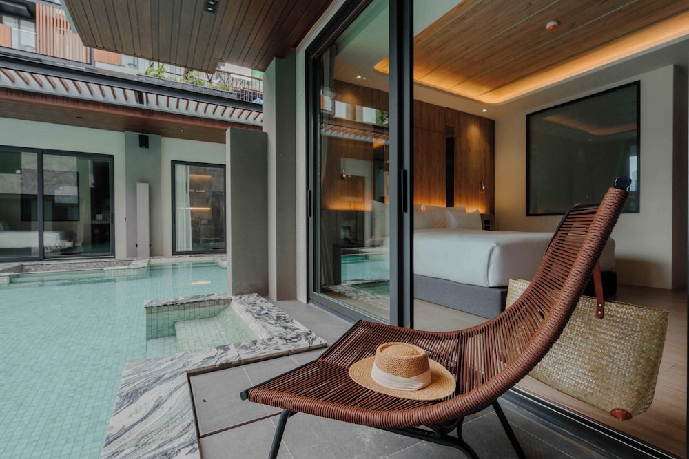 Pool Access Room - Photo 5