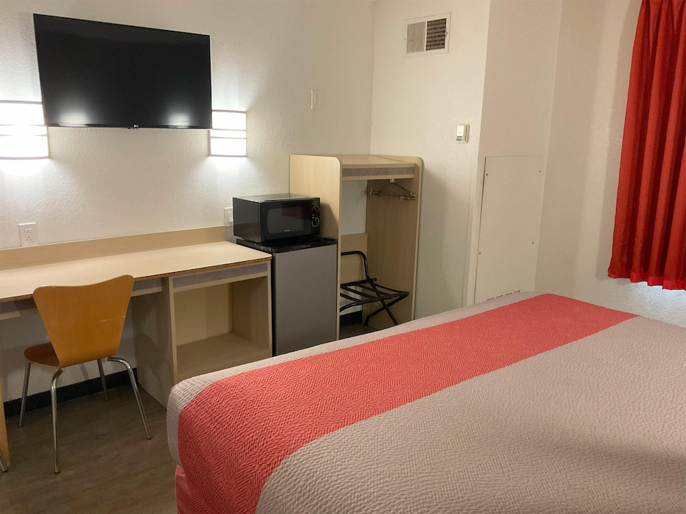 Standard Room, 1 King Bed, Accessible, Non Smoking