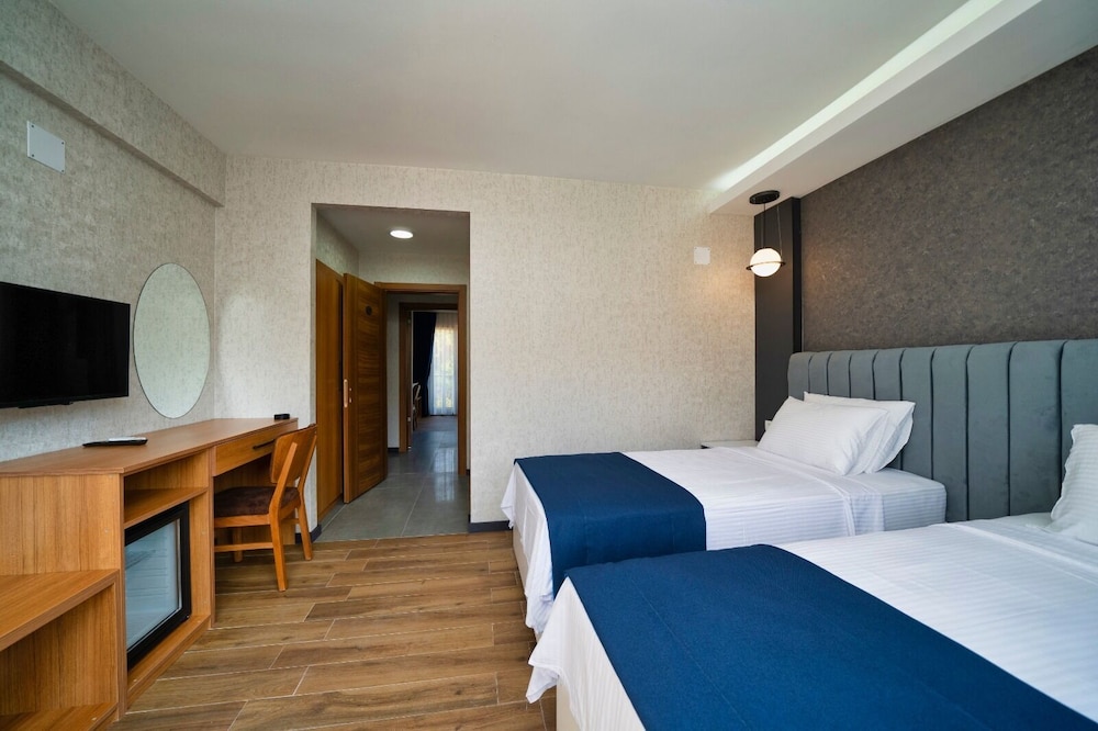 Deluxe Room, Non Smoking, Pool View