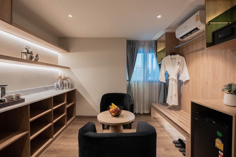 Luxury Honeymoon Suite with Jacuzzi - Photo 7