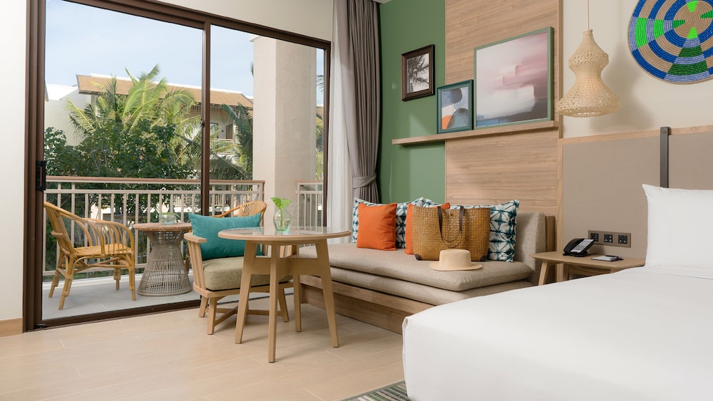 Standard Room, 1 King Bed, Balcony - Photo 9