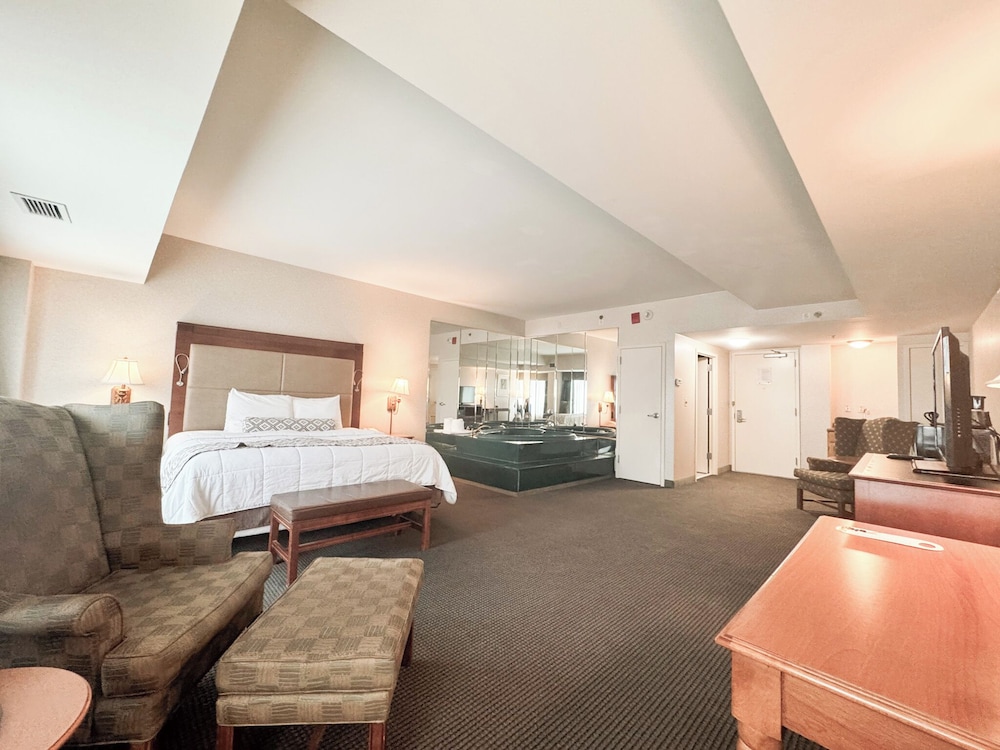 Executive Suite, Jetted Tub - Photo 1