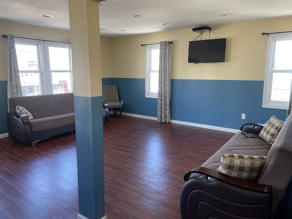 Newly Renovated 4 Bedroom Apartment - Photo 14