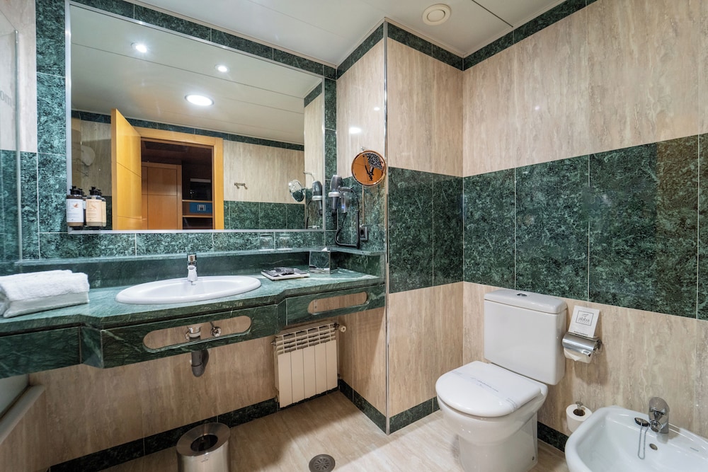 Standard Room, Partial Sea View - Photo 5