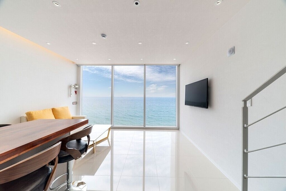 Private Duplex, Spa Tub (Contact Hotel for Pet Surcharge) - Photo 3