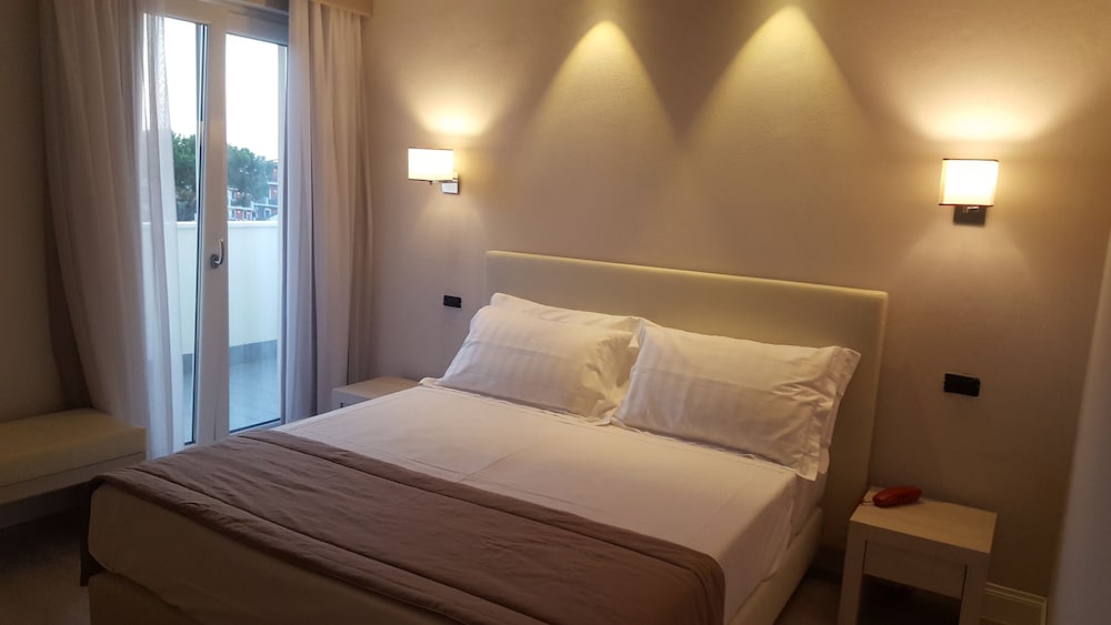 Deluxe Double or Twin Room, Terrace photo 2
