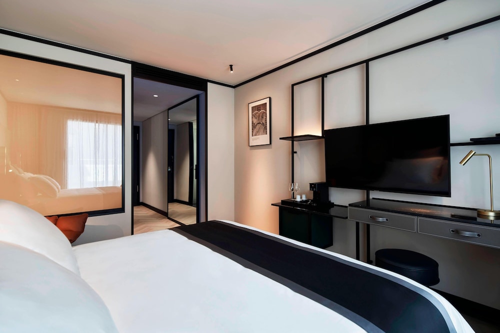 Deluxe Room, 2 Twin Beds thumbnail 6