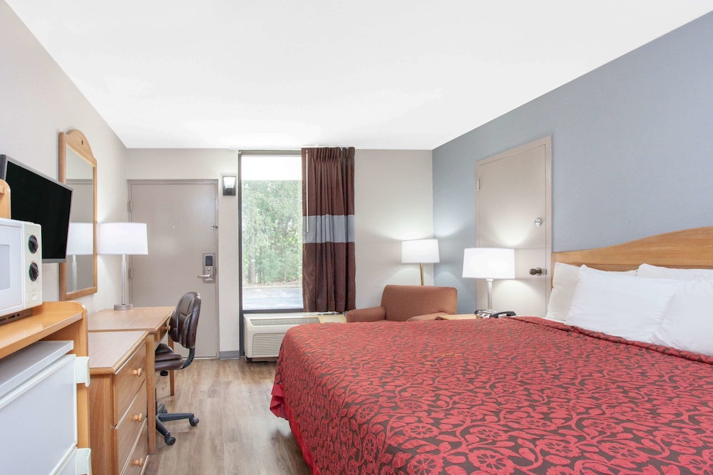 Standard Room, 1 King Bed - Photo 1