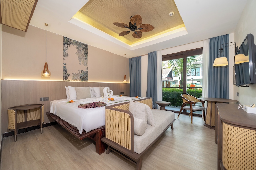 1 King Bed, Premier Pool View, Non-Smoking