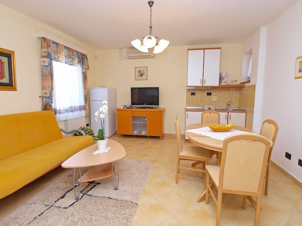 Romantic Apartment, 1 Bedroom, Kitchenette, Garden Area photo 3
